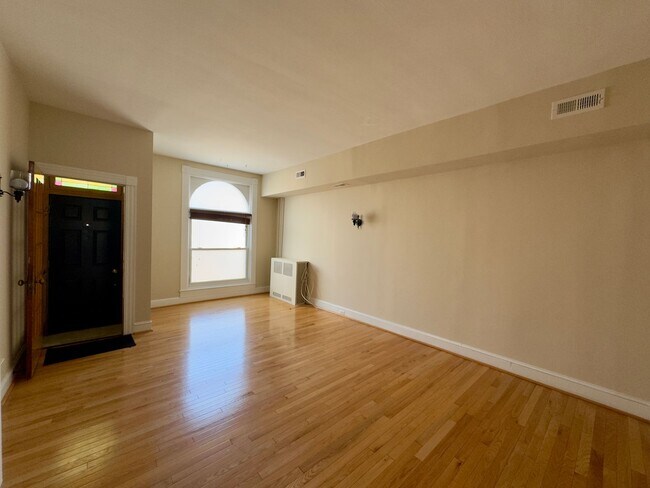 Building Photo - Charming 2Bed/1Bath Townhome in Highlandtown