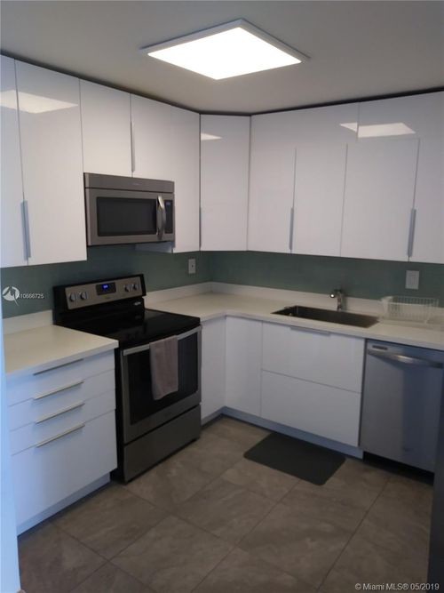 Building Photo - 1450 Brickell Bay Dr