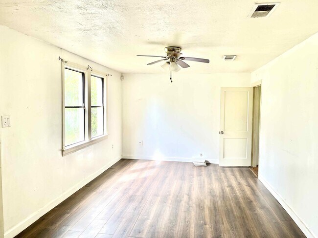 Building Photo - 10545 Red Oak Dr