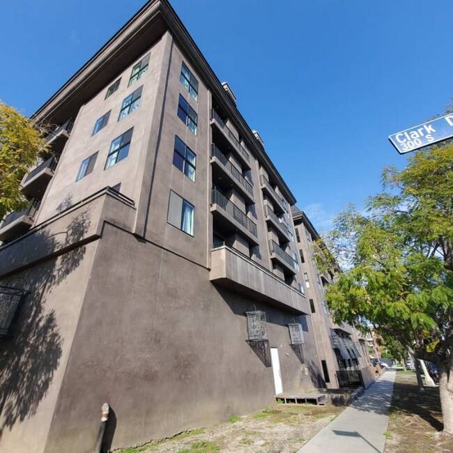 Foto del edificio - 8811 Burton Wy