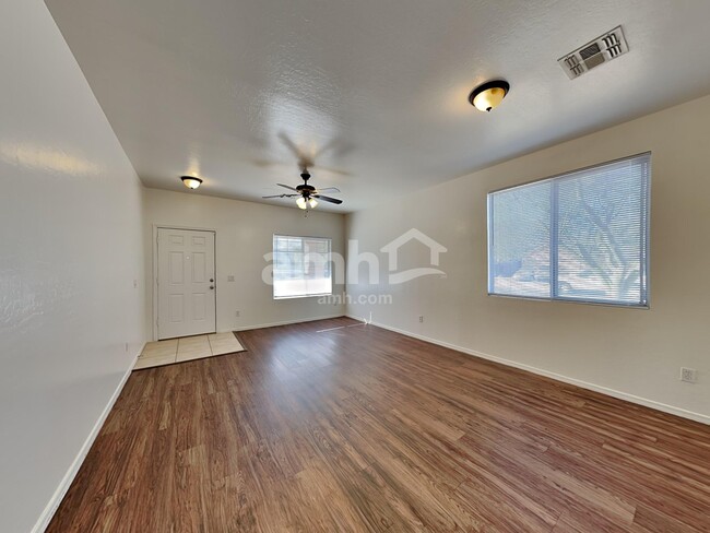 Foto del edificio - 16258 W Larkspur Dr