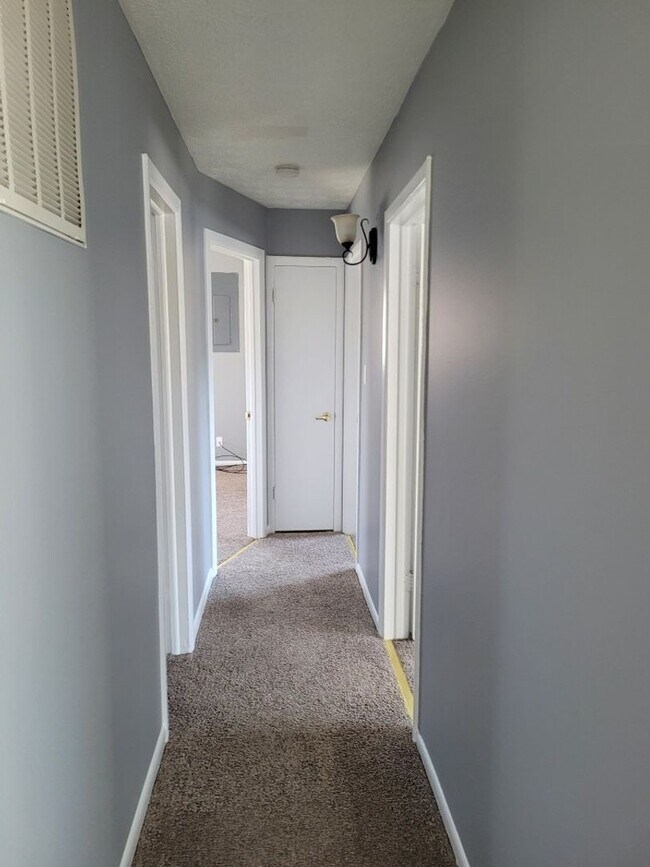 Foto del edificio - 7092-7094 N Manor Dr