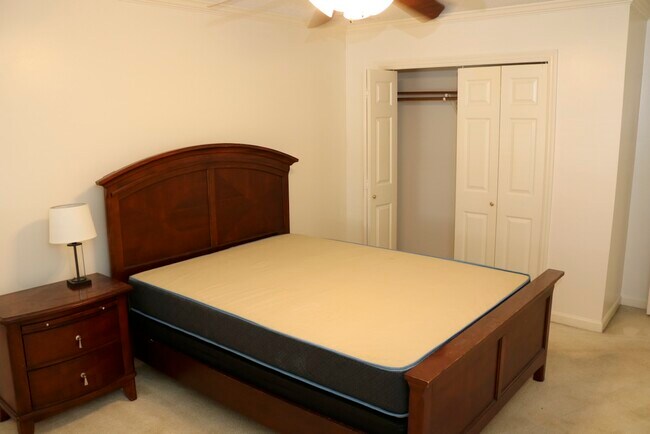 Se puede amueblar con una cama de matrimonio si lo desea, o puede traer la suya. - 7005 Sand Wedge Cir