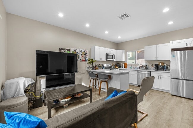 Building Photo - 6323 Mesita Dr