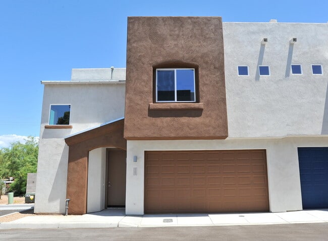 Building Photo - 1218 E Blacklidge Dr