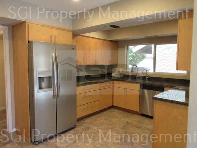 Building Photo - Gorgeous home ready for move in