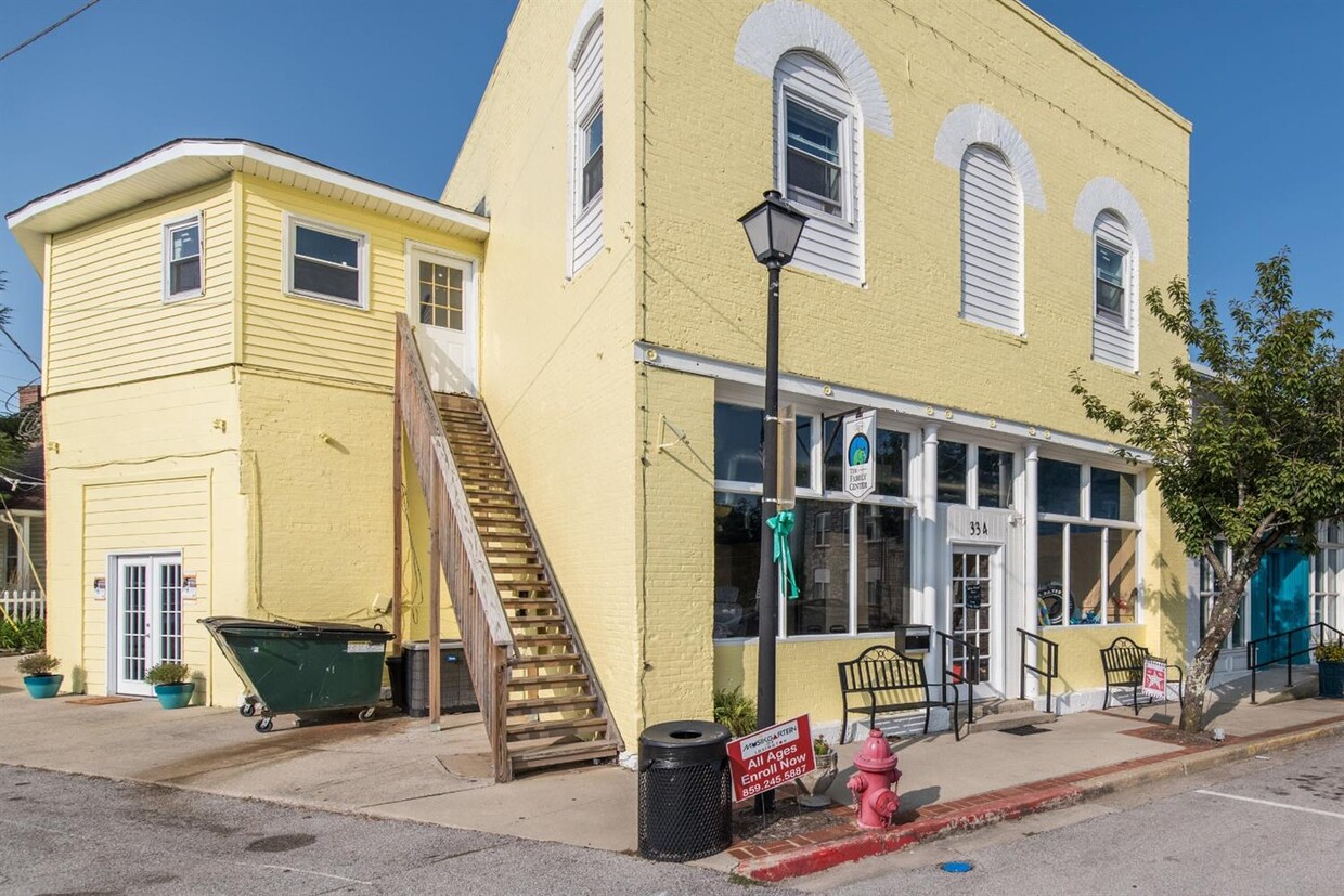 Primary Photo - 334 E Main St