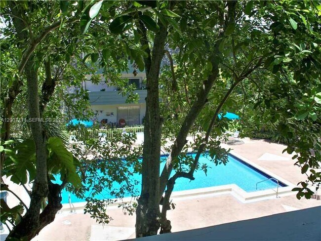 Foto del edificio - 8315 SW 72nd Ave