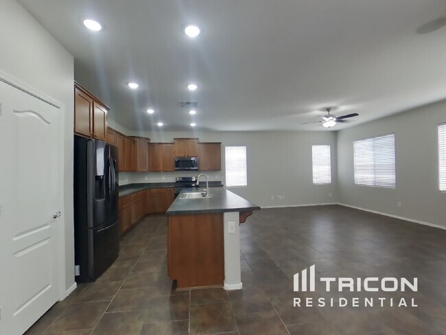 Building Photo - 4930 E Del Rio Dr