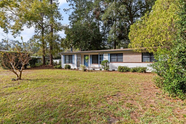 Foto del edificio - Lovely Three Bedroom Two Bath in NE Gaines...