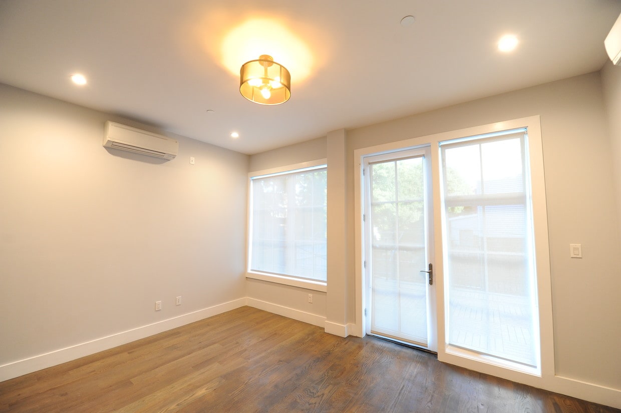 Primary Photo - luxury on 3rd