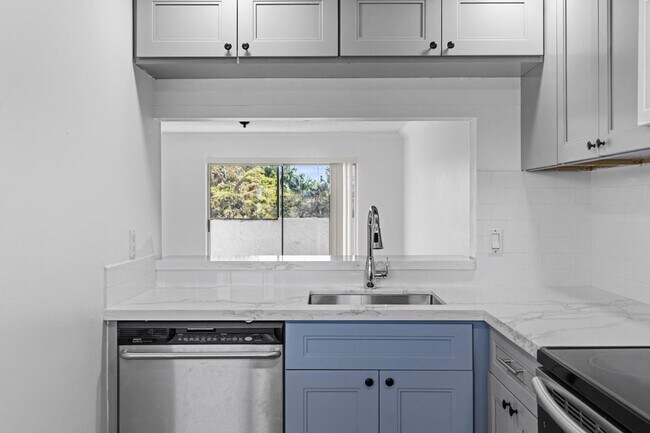 Foto del edificio - 6075 N Sabal Palm Blvd