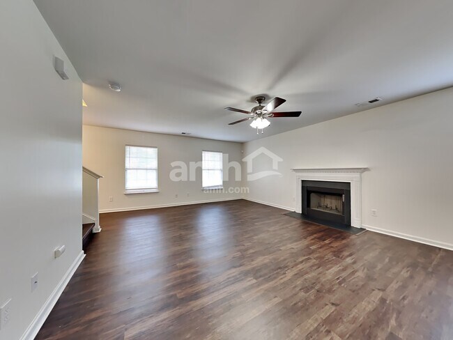 Foto del edificio - 425 Green Park Ln