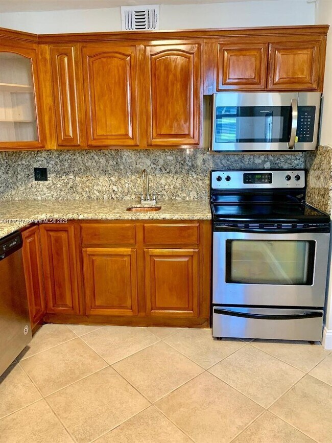Foto del edificio - 3660 NE 166th St