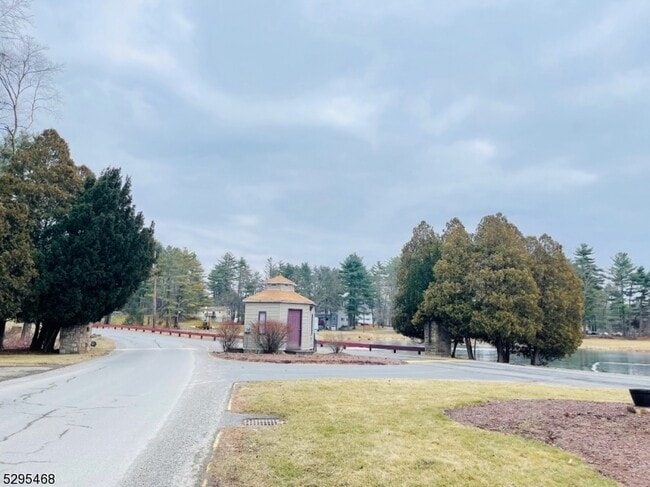 Building Photo - 207 Old Chimney Ridge Rd