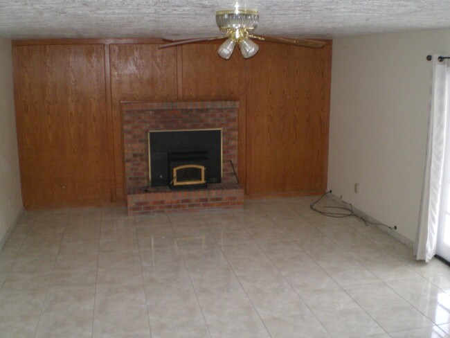 Building Photo - 6805 Gisele Dr NE