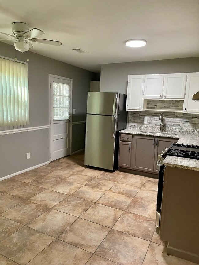 Building Photo - Beautifully remodeled home in Riverdale wi...