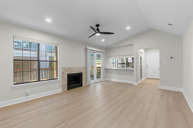 Building Photo - 2215 Post Rd