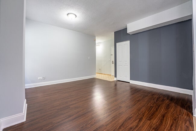 Building Photo - 4520 N Clarendon Ave