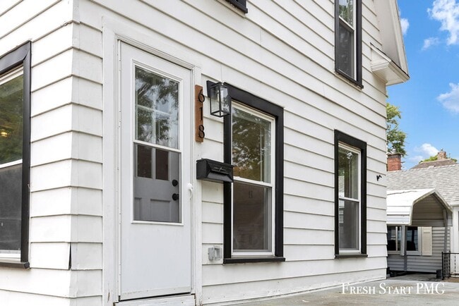 Building Photo - Modern Charm & Fresh Renovation Near River...