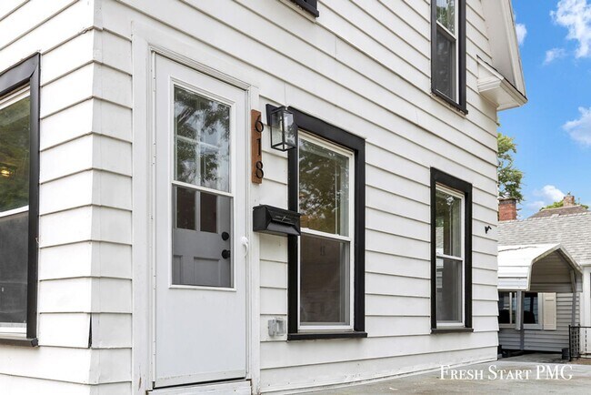 Foto del edificio - Modern Charm & Fresh Renovation Near River...