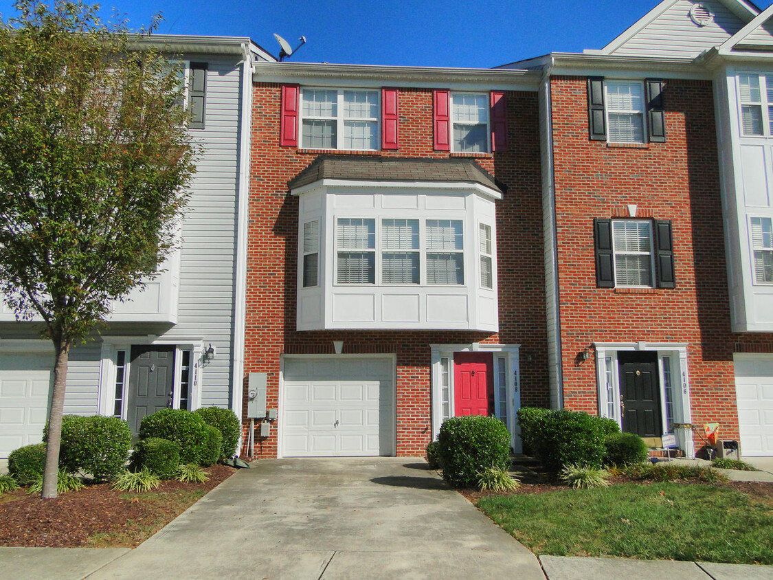 Foto principal - Spacious 3 Bedroom, 2.5 Bathroom Townhome ...