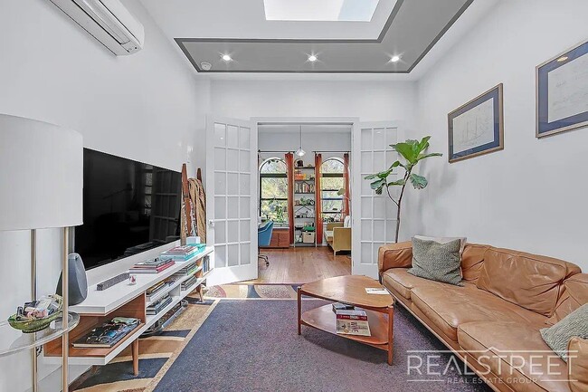 Building Photo - Beautiful 3 bed / 1 bath apartment in Bushwick, prime location!