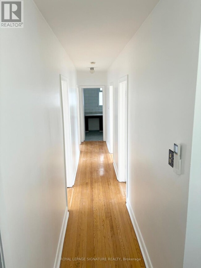 Photo du bâtiment - 214 Queenslea Ave