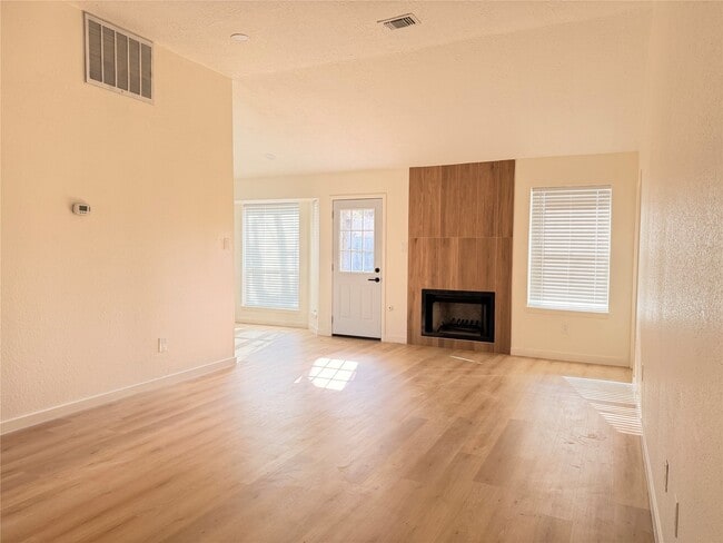 Building Photo - 2533 Knoxville Dr