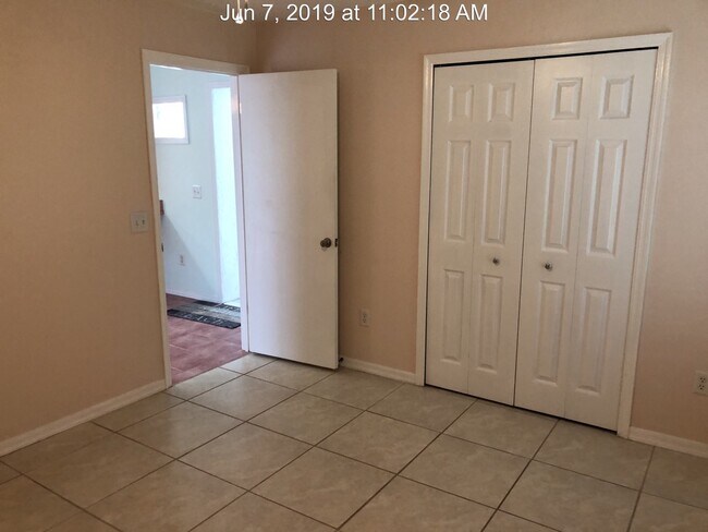 Bedroom with closet - 819 E 22nd Ave