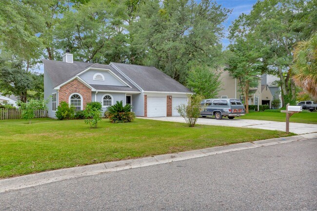 Building Photo - Charming 3 bedroom with Spacious Backyard ...