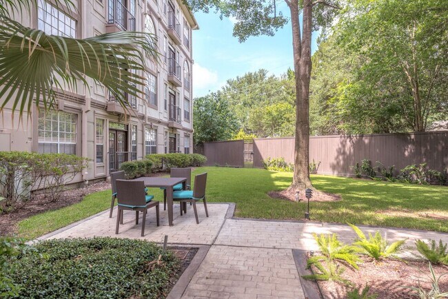 Foto del edificio - 5800 Woodway Dr