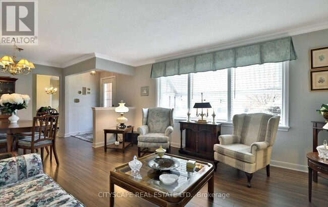 Photo du bâtiment - 729 Parker Crescent