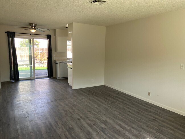 Foto del edificio - Orangevale 3 bdrm, 2 bath home near school...