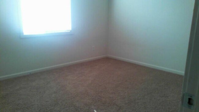 Building Photo - 340 S. Dovetail Ct