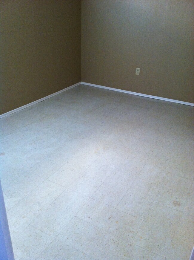 Building Photo - Looking For A Bigger Place... CALL US!