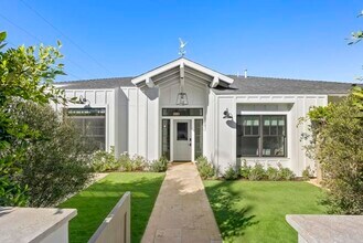 Building Photo - 210 Estrella St