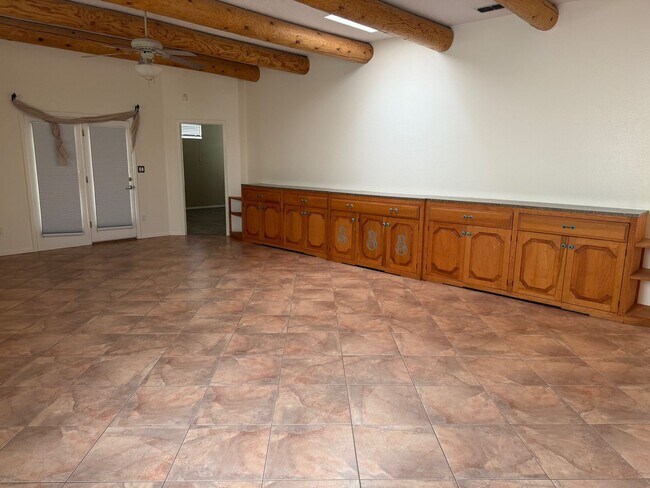 Foto del edificio - Location, Location!  3 Br, 2 Ba, fireplace in living room, kitchen appliances