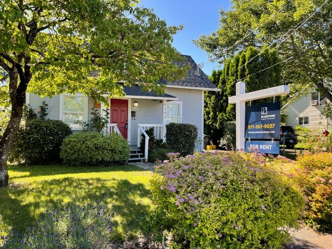 Foto del edificio - Adorable bungalow with large private yard