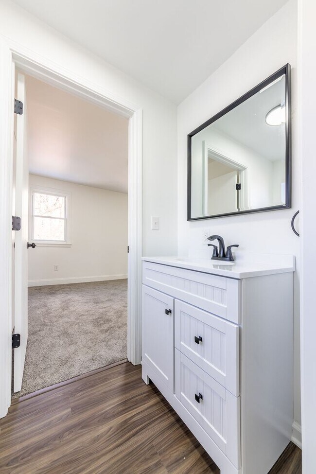 Foto del edificio - Available APRIL 2026 - Beautiful Renovated w/ Lots of Natural Light and Backyard Space!