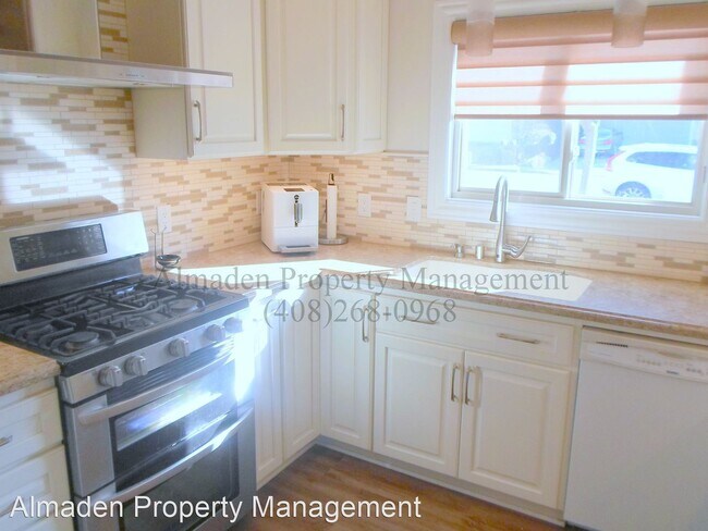 Building Photo - 4 br, 2 bath House - 1699 Hyacinth Ln.