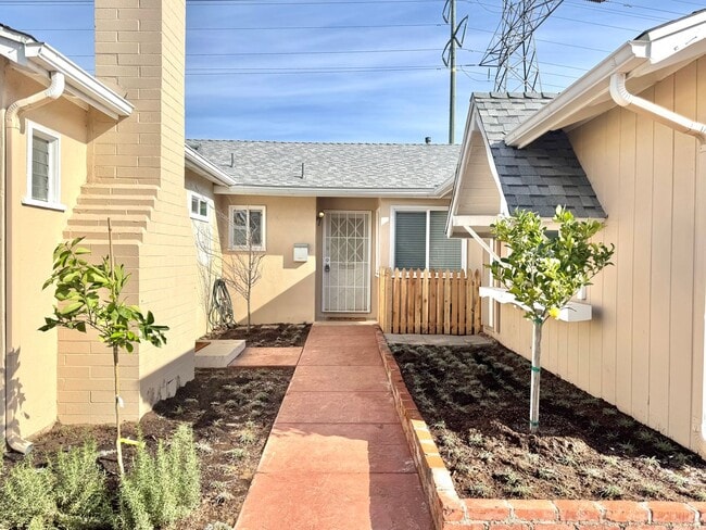 Foto del edificio - Beautifully Remodeled 4bd/2.5ba CLAIREMONT Home! Fenced yard, garage, PET friendly!