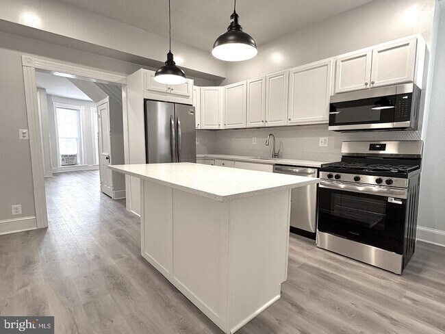 Building Photo - 406 W 28th St