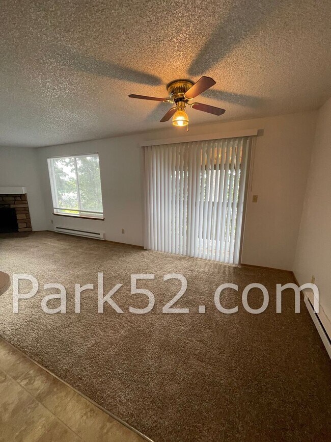 Foto del edificio - 1/2 Off First Full Month! Upper Floor 2 Bedroom Apartment With Washer/Dryer!