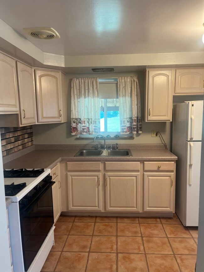 Building Photo - 2220 Cypress Dr