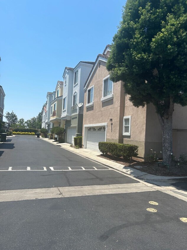 Foto principal - Spacious 2-Story Home in Prime Location