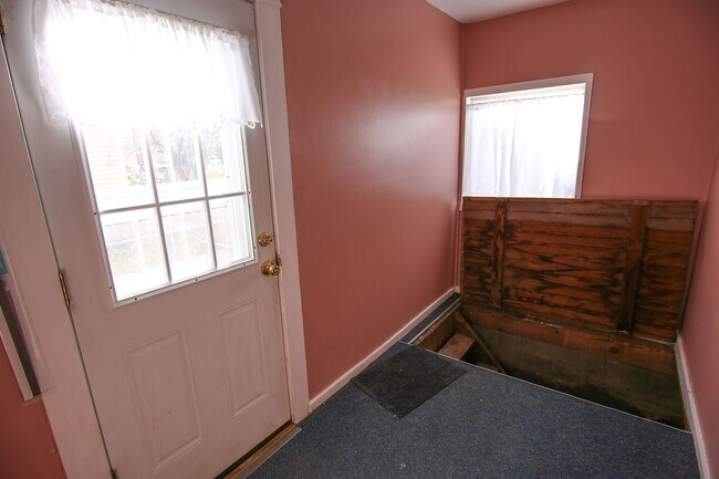 Building Photo - 2 Bed 1 Bath + Garage and Yard