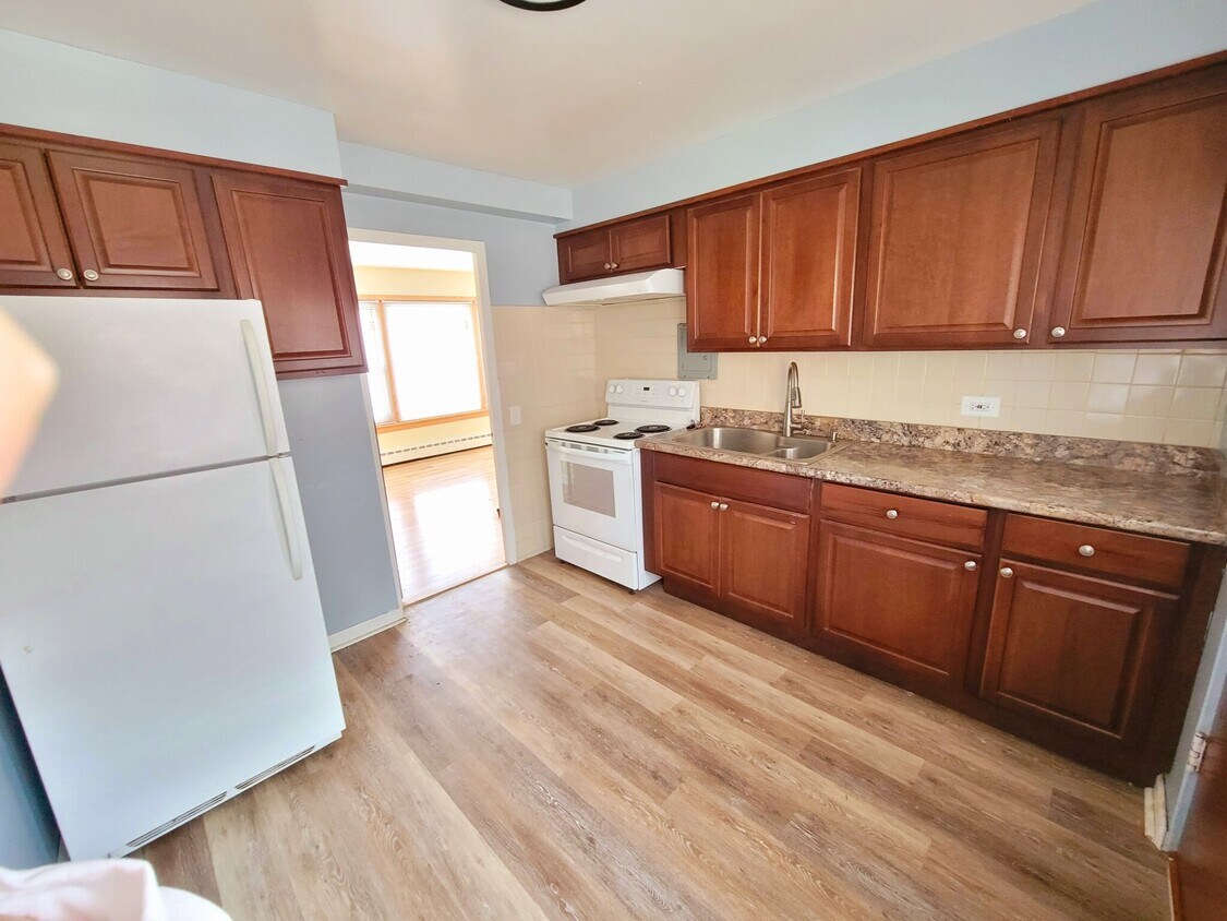Primary Photo - 2100 W Farragut Ave