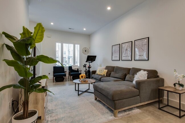 Building Photo - 700 James Ave