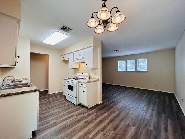 Foto del edificio - 5226 Pine Pl